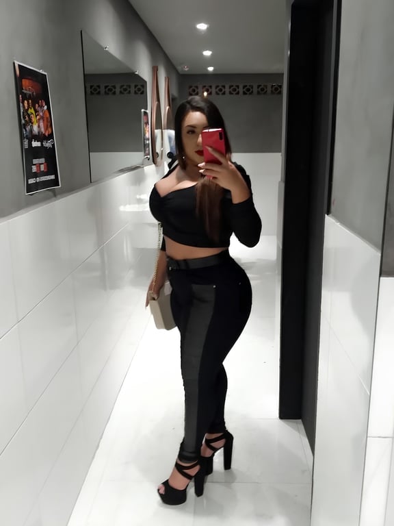 Laura Mattos, terapeuta sensual com curvas voluptuosas 