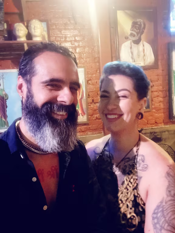 casal e amigas