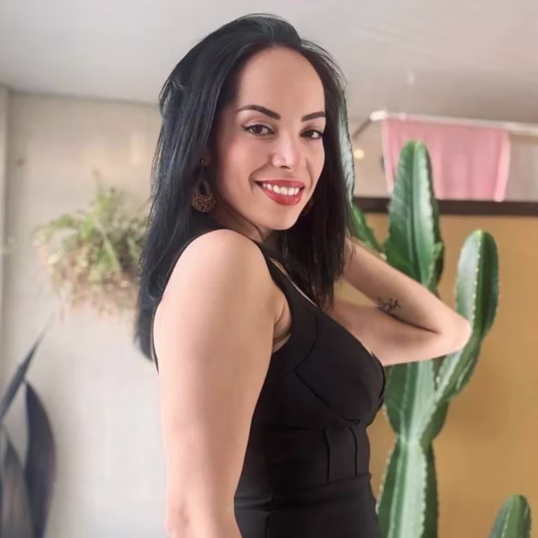 Iris Massoterapeuta Sinta o poder do toque que conecta e desperta. Massagem tântrica