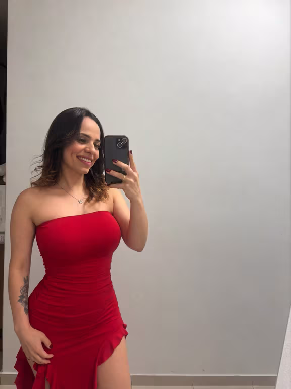 Clara, trazendo a melhor experiência em massagens sensuais.