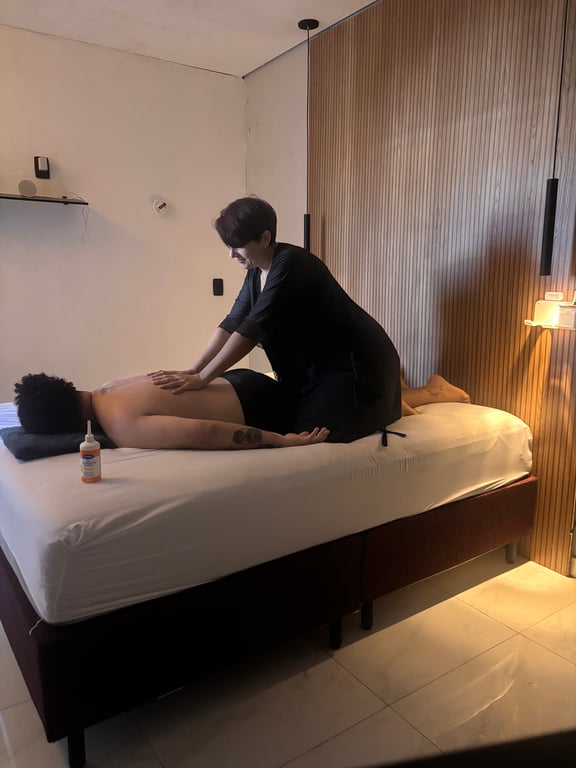 Ana Liz – Massagem relaxante e Tântrica com finalização -Spot