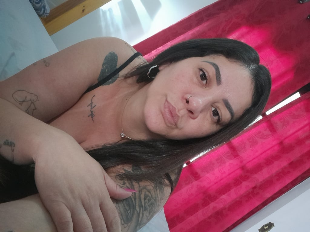 Laís venha desfrutar de um momento único e relaxante. Massagem nuru em
