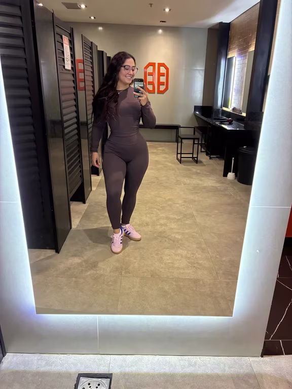 Helen Del Conti Especialista em massagem Nuru… Massagem nuru em