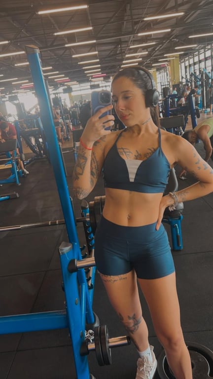 Baby tatuada Massagem sensual em