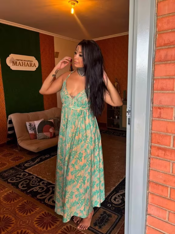 Terapeuta com seus sentidos para novos lugares de prazer. Massagem