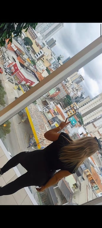 Loira massoterapeuta Graduado na Europa experiências na área Massagista em