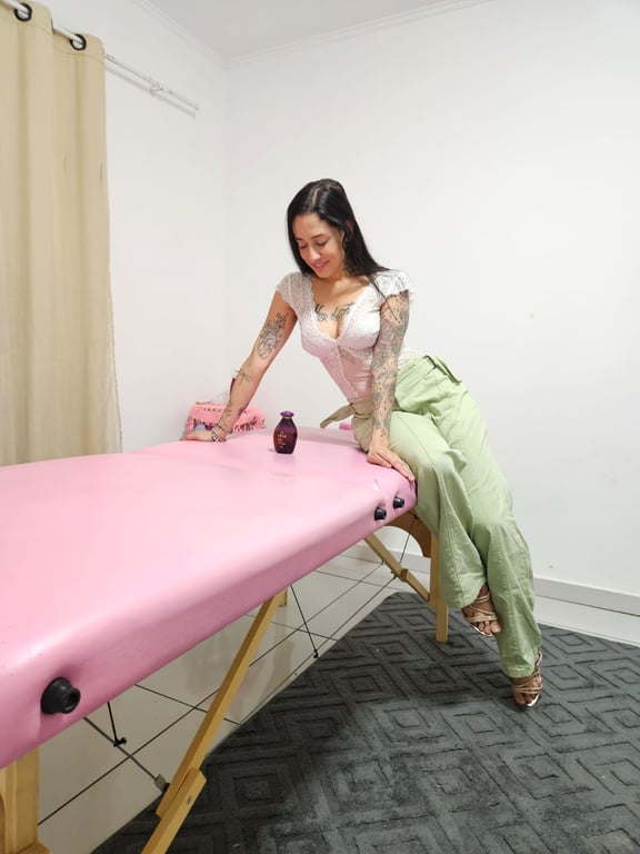 Baby tatuada Massagem sensual em