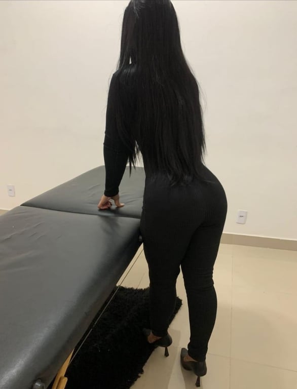 Sarah coroa massagista sem frescura! Massagem nuru