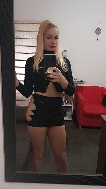 ALINE. Não é apenas um momento, mas sim a solução para seu dia corrid Massagem sensual em