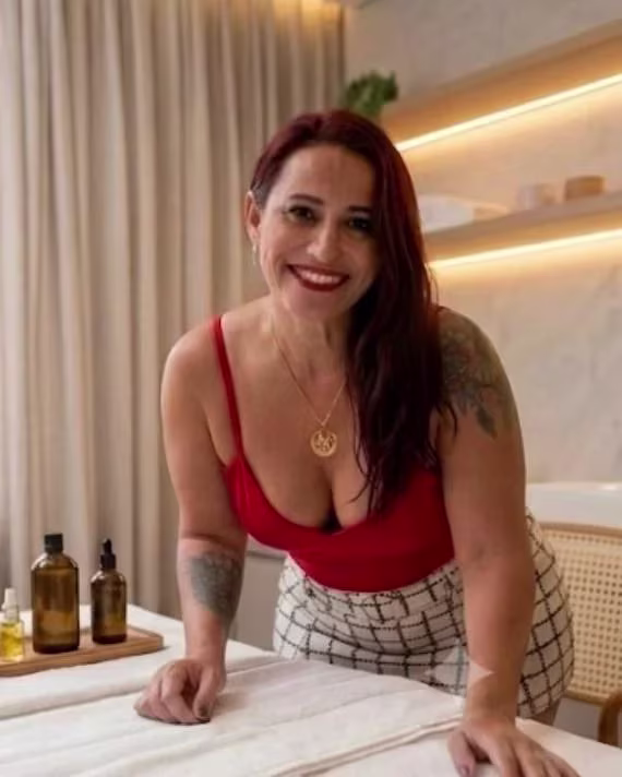 Kate Massoterapeuta que desliza nas suas tensões Massagem nuru em