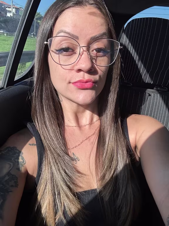 Uma verdadeira massagista de mão cheia, maravilhosa, venha relaxar. Massagem em