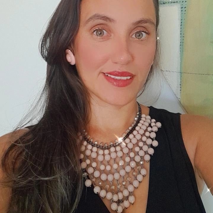 Olá meus queridos, muito prazer, me chamo Evelyn