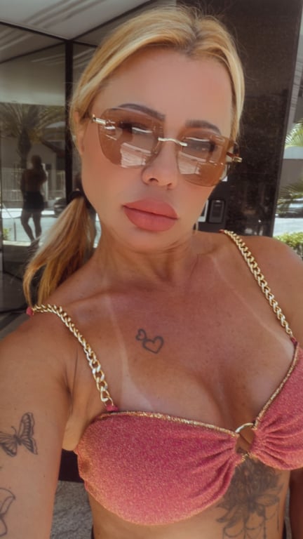 Massagem nuru. Deslisando meu corpo sobre o seu