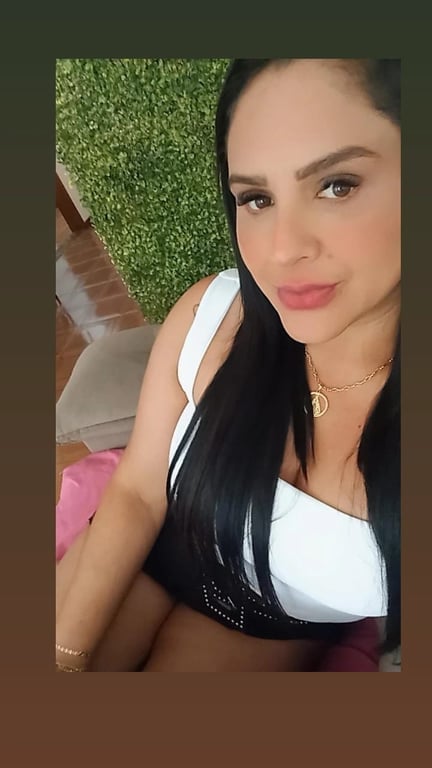 Sarah é uma massagista experiente, dedicada a proporcionar momentos ún