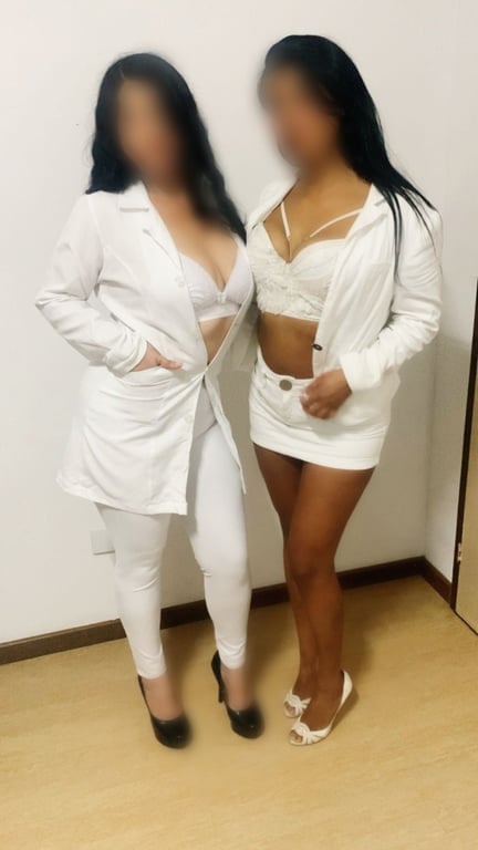 AS MASSAGISTAS RECEBA MASSAGEM SIMULTANEA MIX RELAXANTE SENSUAL