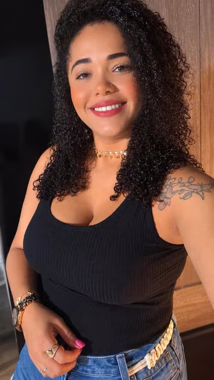 Lorena Massagem Relaxante Nuru uma Experiência Única.