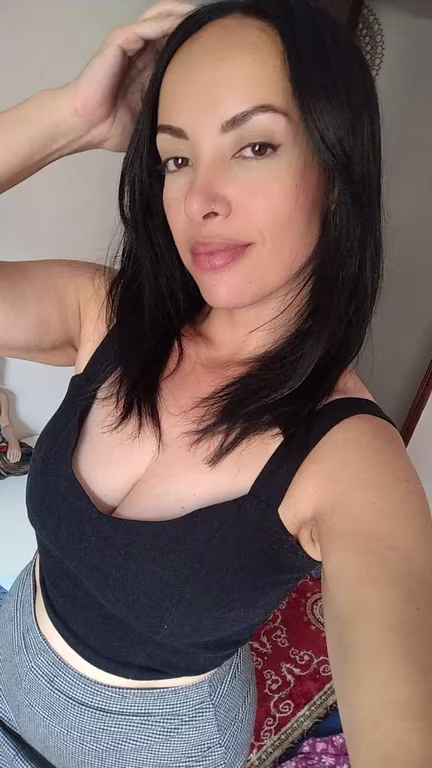 Iris Massoterapeuta Sinta o poder do toque que conecta e desperta. Massagem tântrica