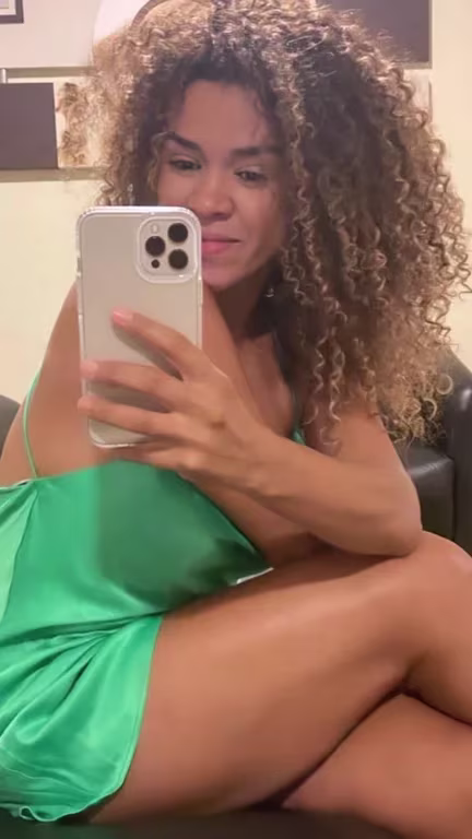 Bella, elegancia desejo e quimica na medida certa. Massagem sensual