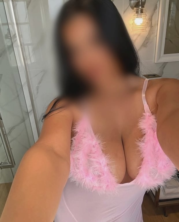 Sabrina Fernanda massagista especialista em Nuru e relaxante 