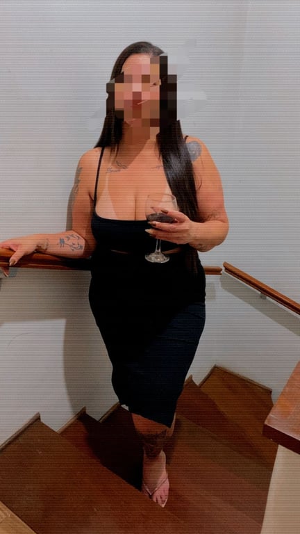 Laís venha desfrutar de um momento único e relaxante. Massagem nuru em