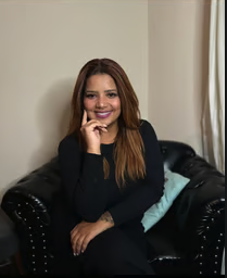 Sarah Narah Tântrica, Nuru, Dominação e Depilação masculina Massagista em