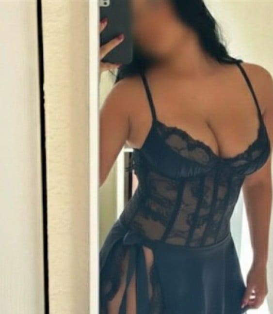 Sabrina Fernanda massagista especialista em Nuru e relaxante 