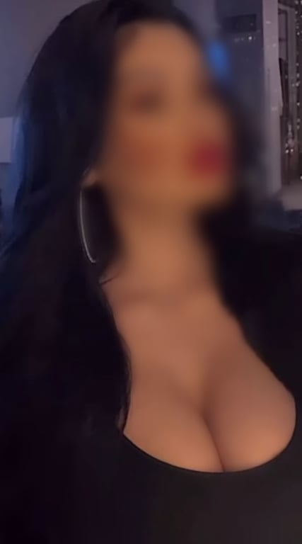 Sabrina Fernanda massagista especialista em Nuru e relaxante 