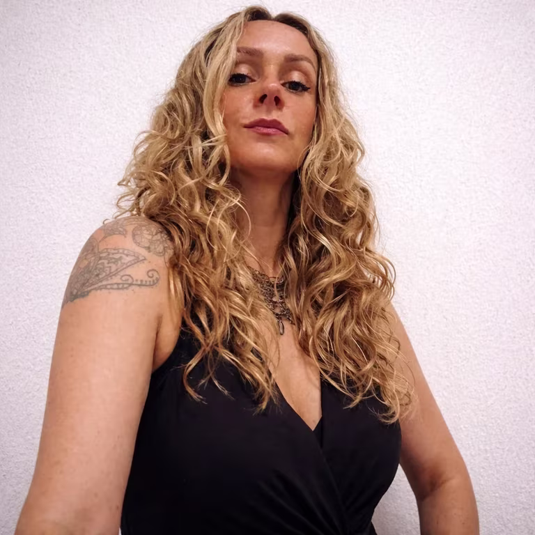 Maya Rajni Massoterapeuta Tântrica Massagem nuru em
