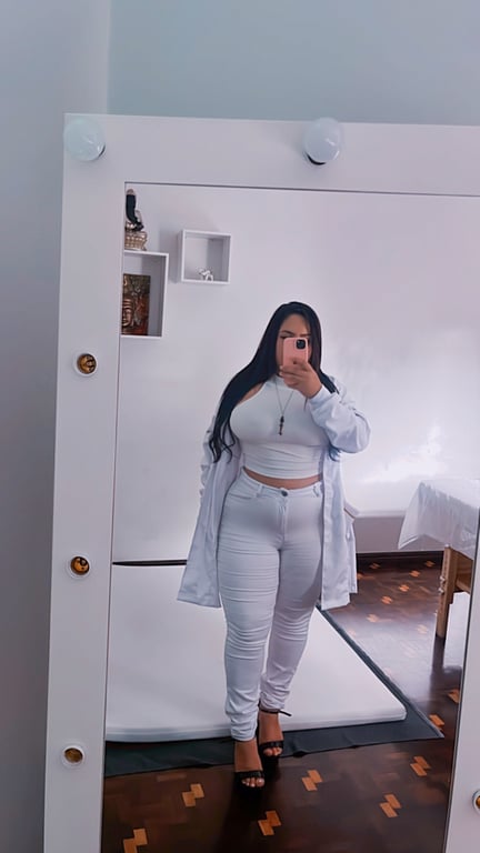 Laura Mattos, terapeuta sensual com curvas voluptuosas 