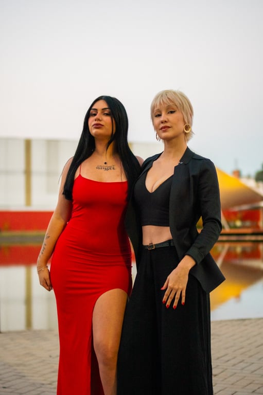 Um corpo, quatro mãos, infinitas sensações.