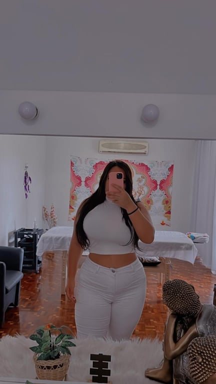 Laura Mattos, terapeuta sensual com curvas voluptuosas Massagem tântrica em