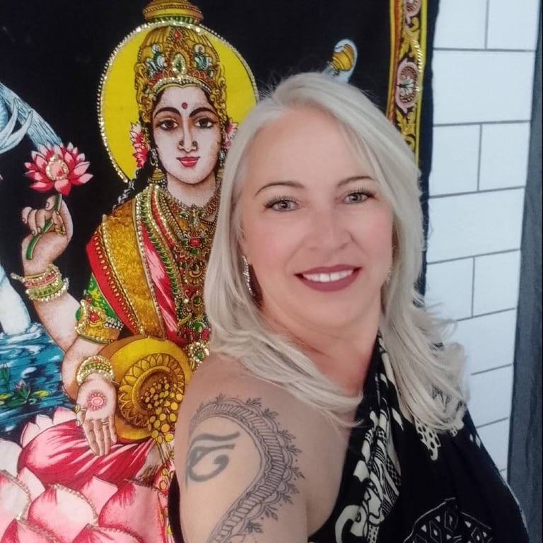 Regina terapeuta com +15 anos no mercado de bem estar