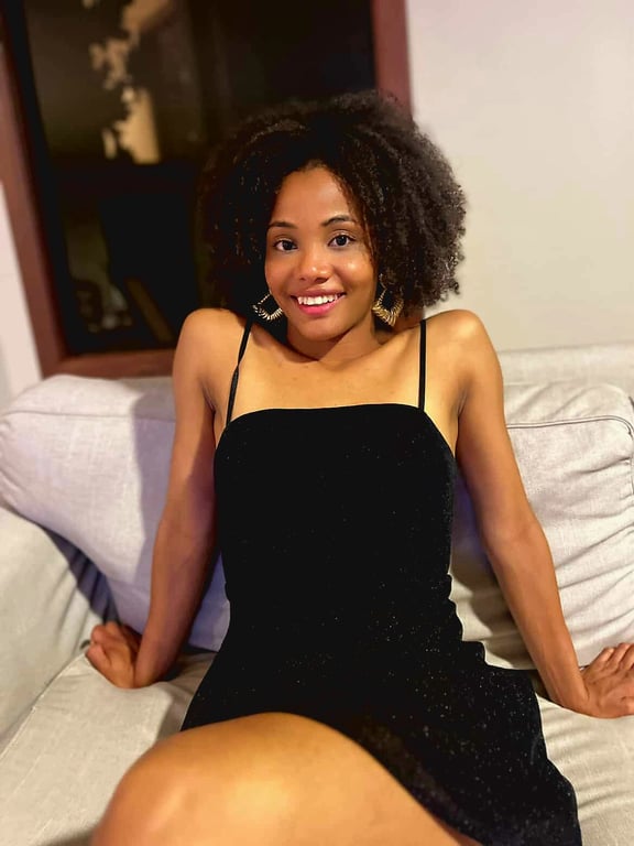 Terapeuta Sabrina Vivence Massoterapia - Raxamento, Conexão e Êxtase. 