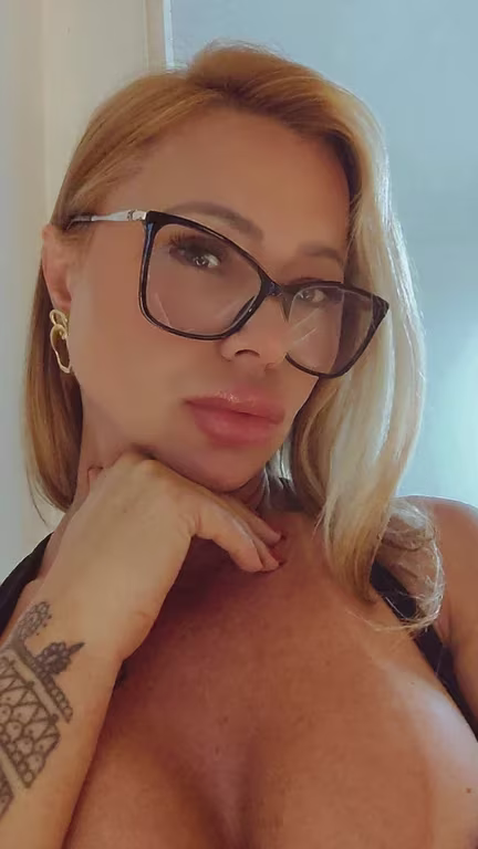 MARY MASSAGEM NURU. Deslisando todo o meu corpo sobre o seu . Massagem em