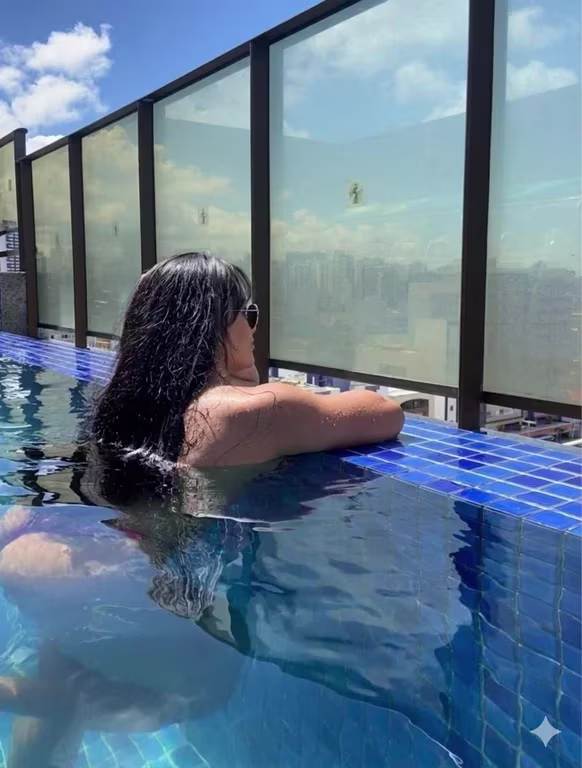 Rebeca Terapeuta especializada em experiências sensoriais Massagista