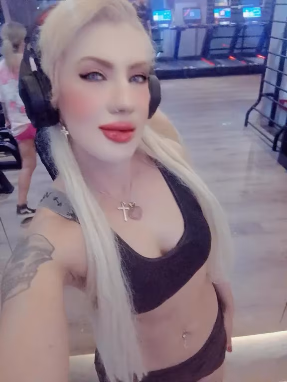 Ágatha Cavalla Secret — Misteriosa e Envolvente Massagista em