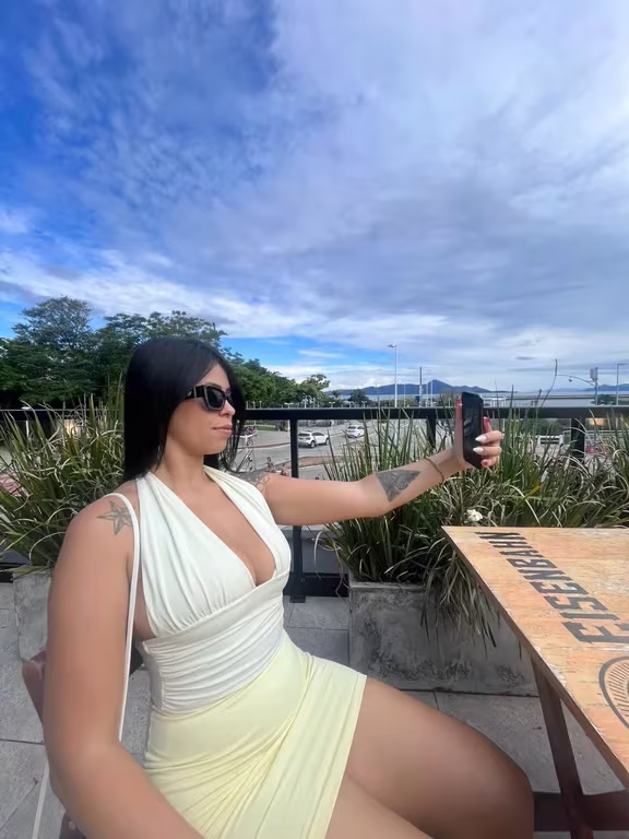 Rafaela alma e toque mãos que cuidam Massagem sensual em