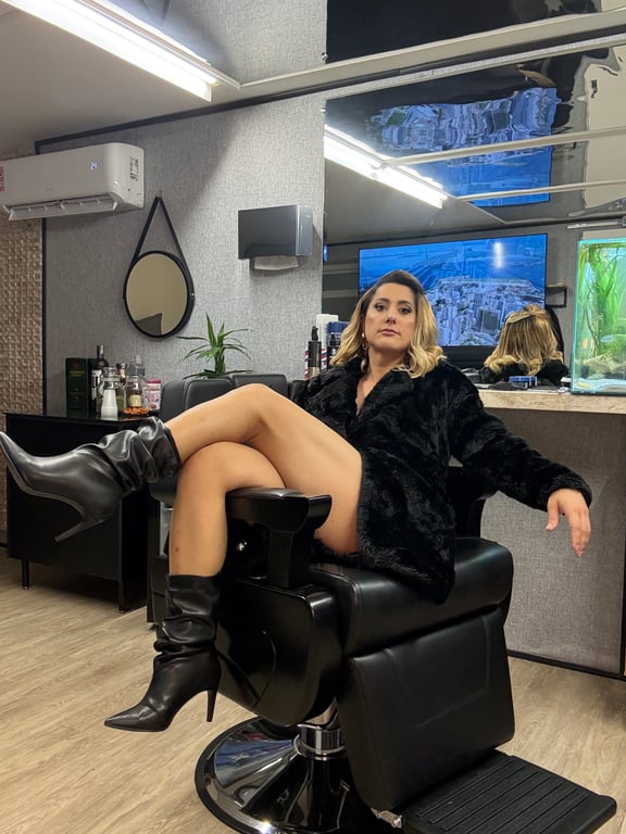 Julia(trans) barbeira VIP e terapeuta corporal