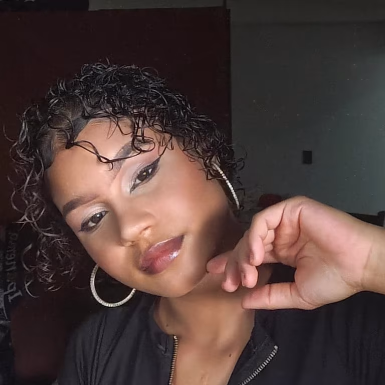 Clara Ferreira — Morena, Misteriosa e Cheia de Atitude Massagem em