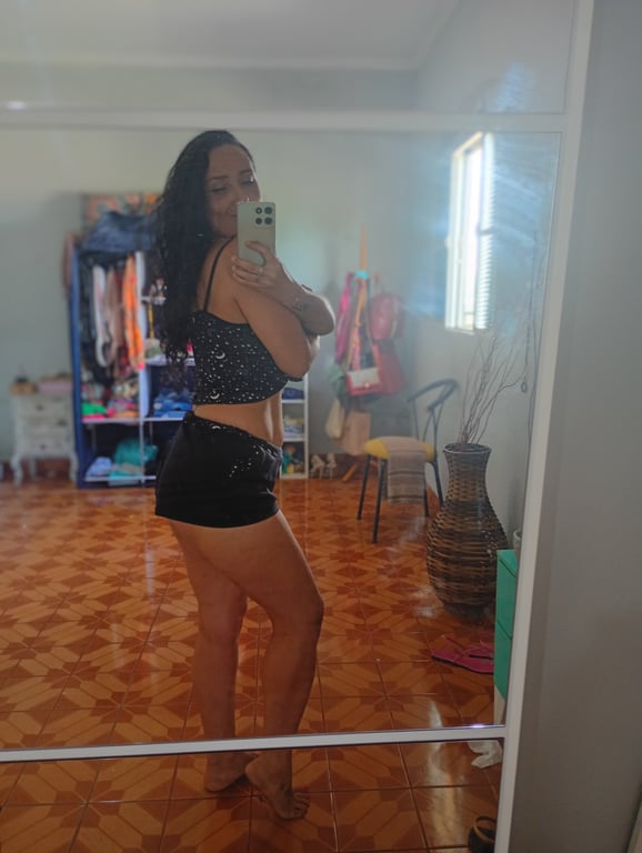 Jasmin, mãos de fada ,entre o toque e o desejo o tempo para.