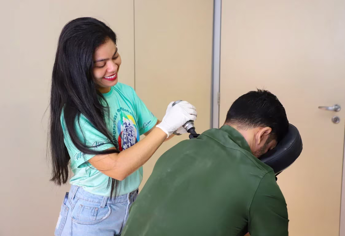 Alívio para dores musculares, tensão e estresse do dia a dia. Massagem