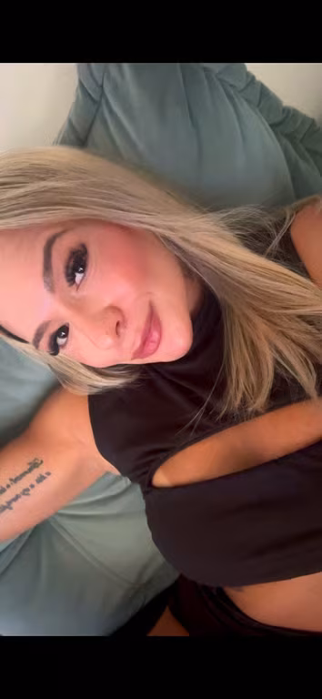 Lara com cremes relaxantes e movimentos delicados
