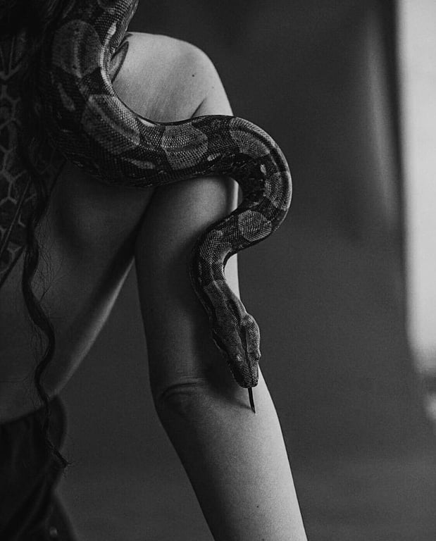 Lilith Pronto para o feitiço? Você não me encontrou por acaso. Massagem