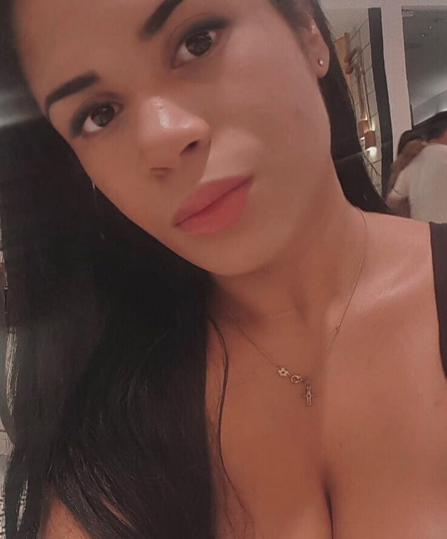 Larrisa Queiroz massagem nuru e relaxante 