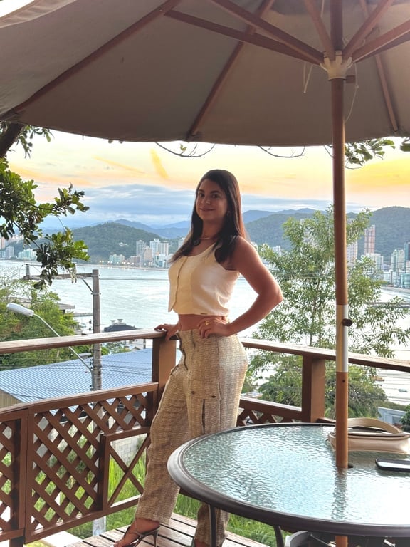 Lari Machado Massagem Tântrica e Vivência Nuru e SPA