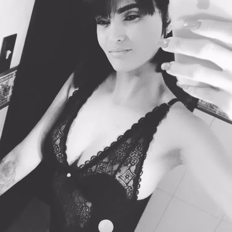 Thalyta conexão e prazer sensorial. Massagem sensual