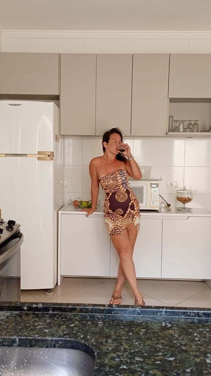 Laila-massagens sensoriais e energias positivas com prazer e explosão