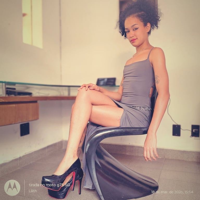 Sua moreninha massagista tatuada 