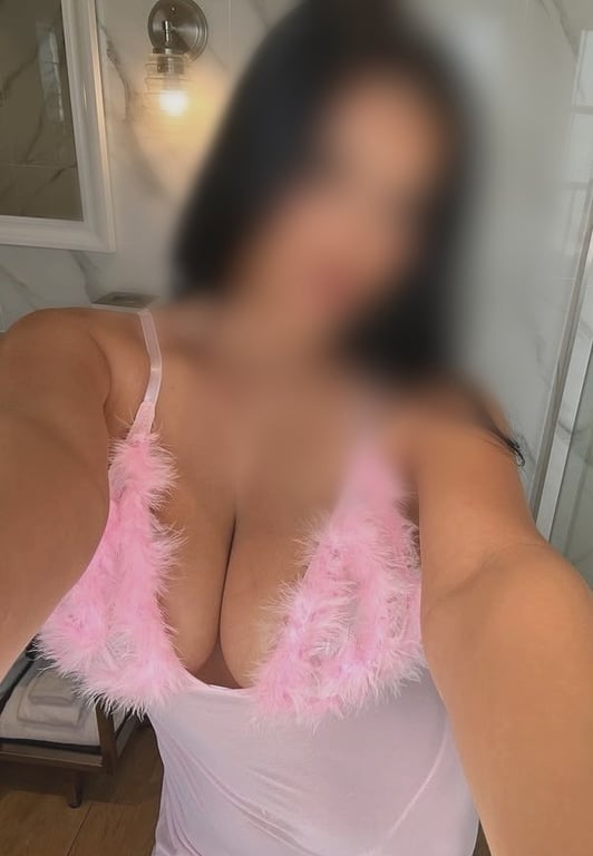 Sabrina Fernanda massagista especialista em Nuru e relaxante