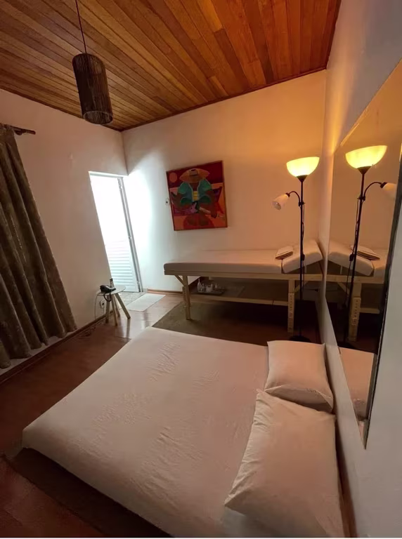 Milena massoterapeuta em um espaço aconchegante Massagem tântrica em